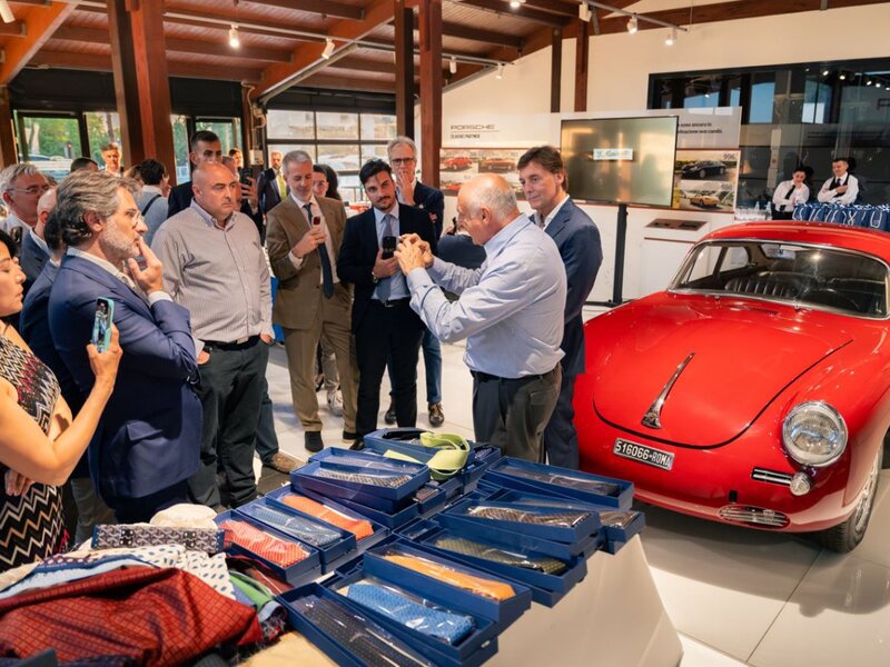 E. Marinella: la seta prende forma.