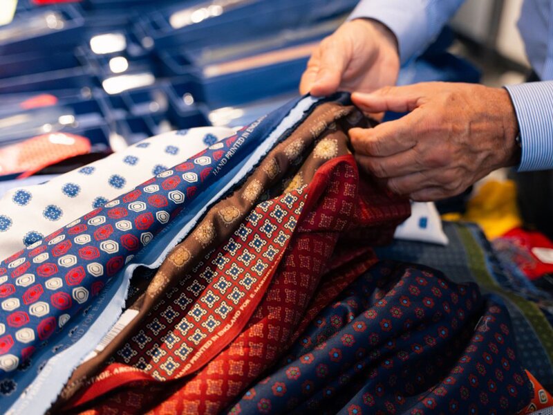 E. Marinella: la seta prende forma.